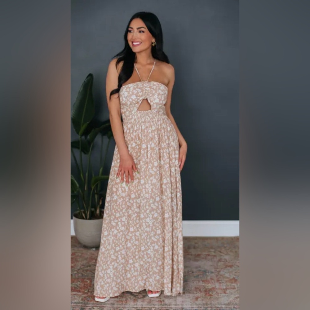 Promesa soft blush Floral Maxi Dress with Front Keyhole